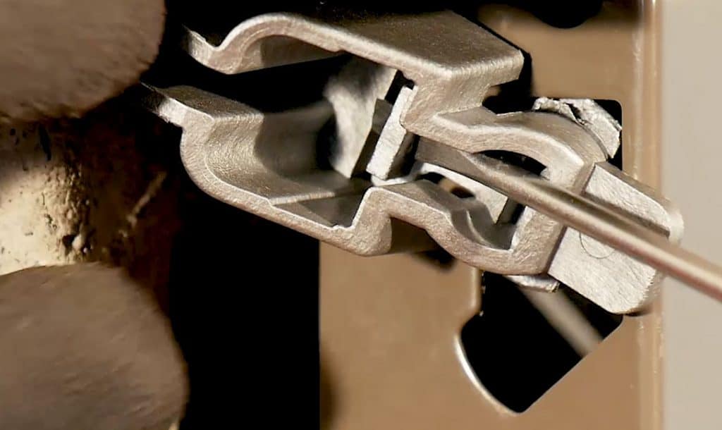 enlever-fixations-panneau-superieur