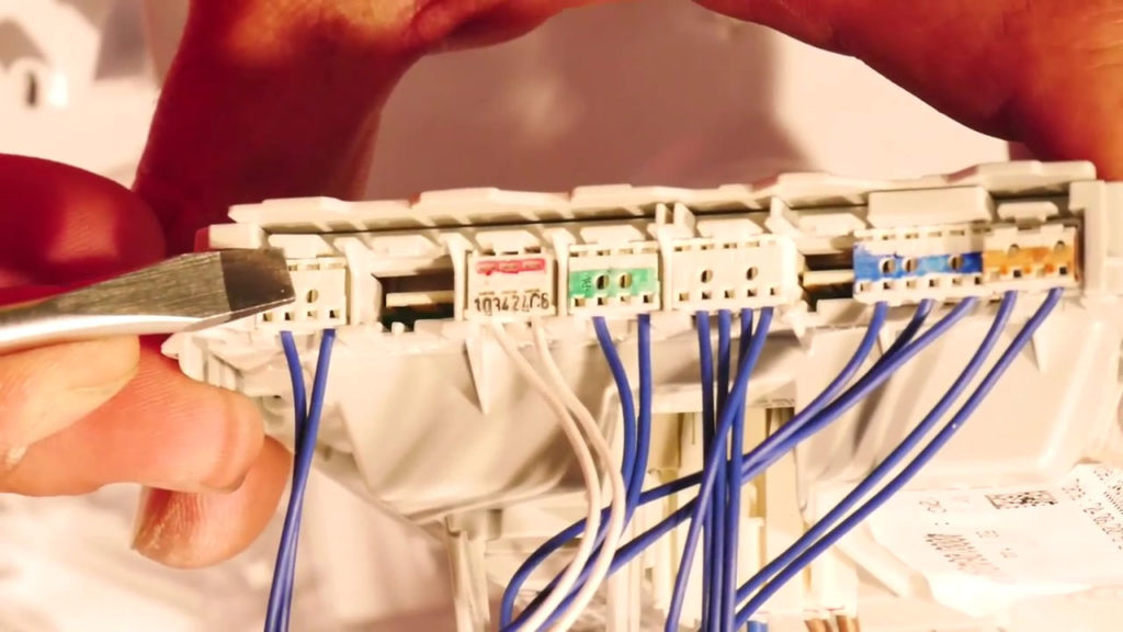 Déconnecter les câbles de la carte électronique