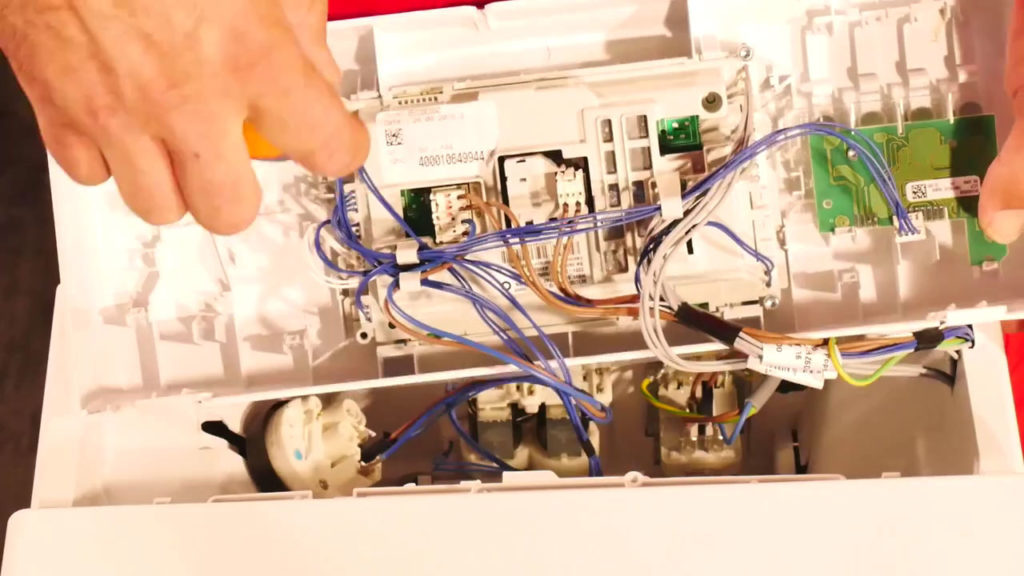 Dévisser les vis de la carte éléctronique