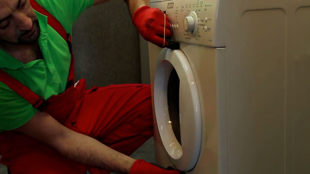 positionnez le fil entre le chassis et le hublot du lave-linge