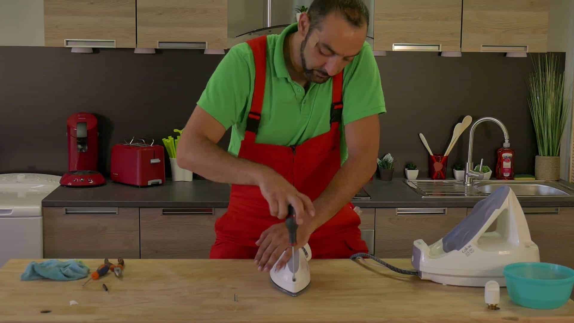 Appuyer sur la poignée et visser les vis à l'aide d'un tournevis
