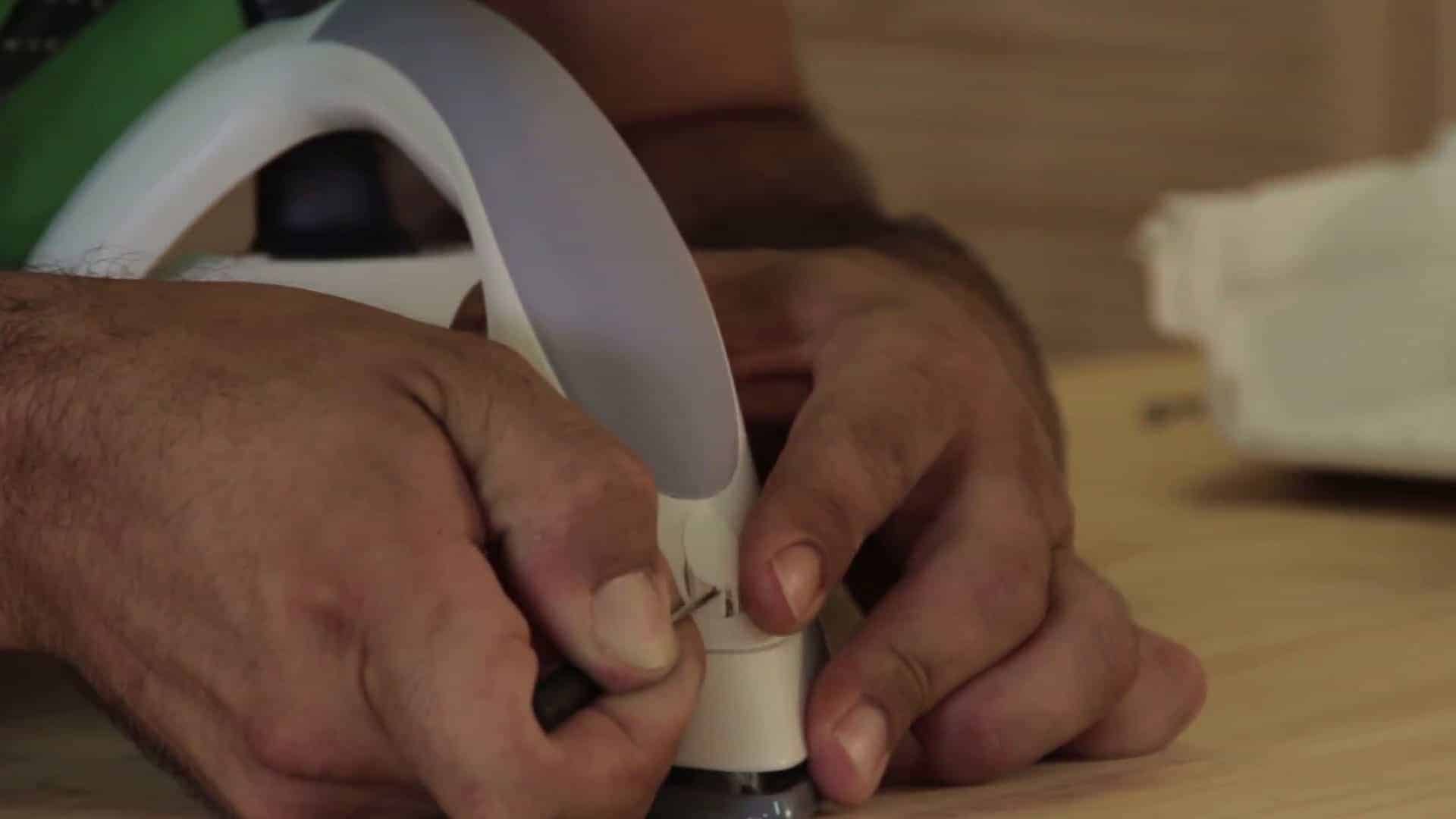 enlever le cache vis avant à l'aide d'un tournevis