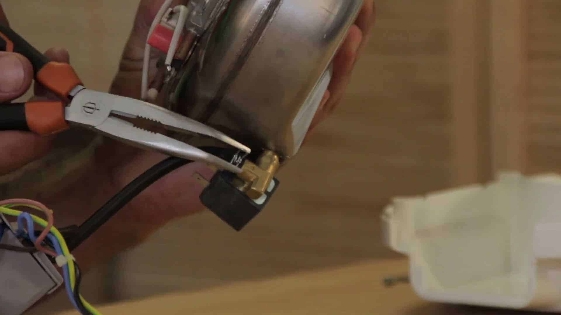 Enlever le collier de serrage du tuyau à l'aide d'une pince