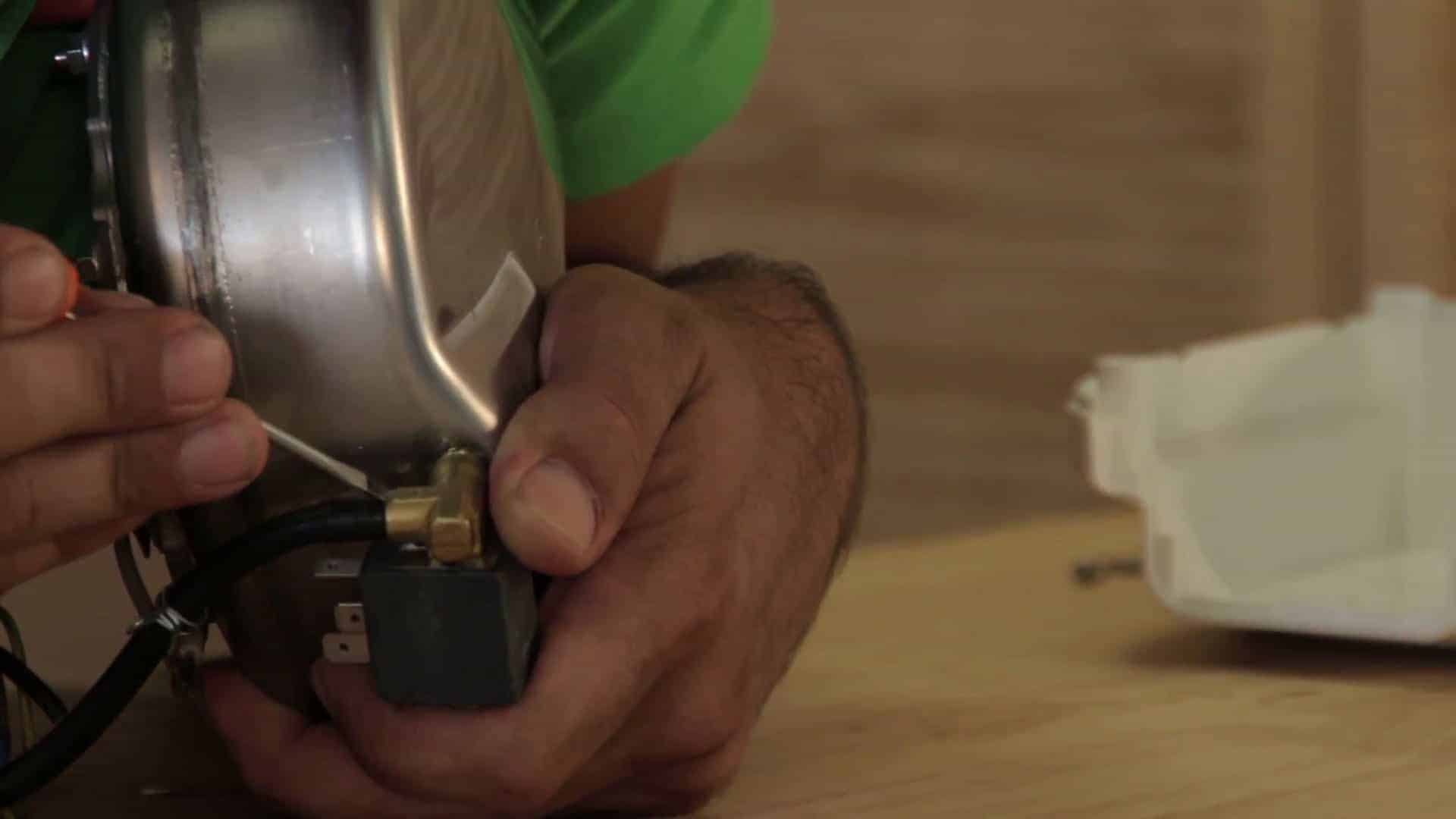 Enlever le tuyau collé à l'aide d'un tournevis plat