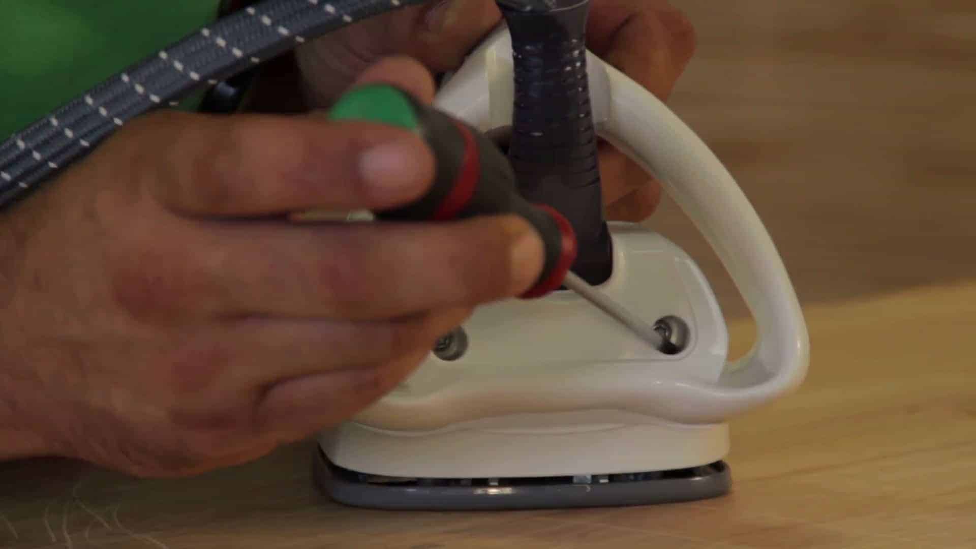 Enlevez les vis à l'arrière du fer à repasser