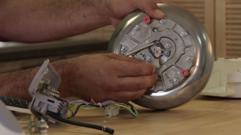 Reconnecter le fils électriques sur la chaudière