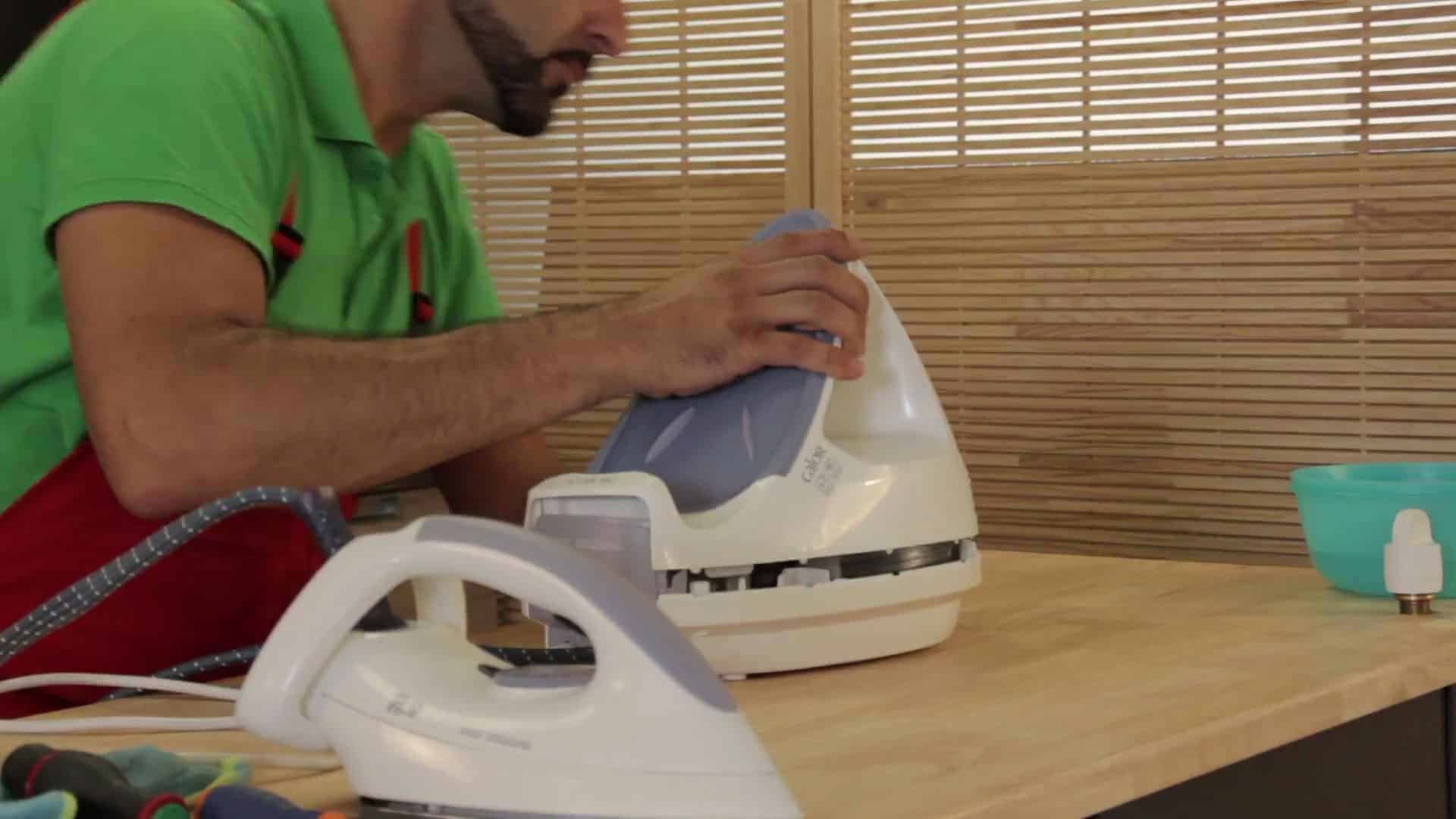 Remettre la partie supérieure de la centrale vapeur
