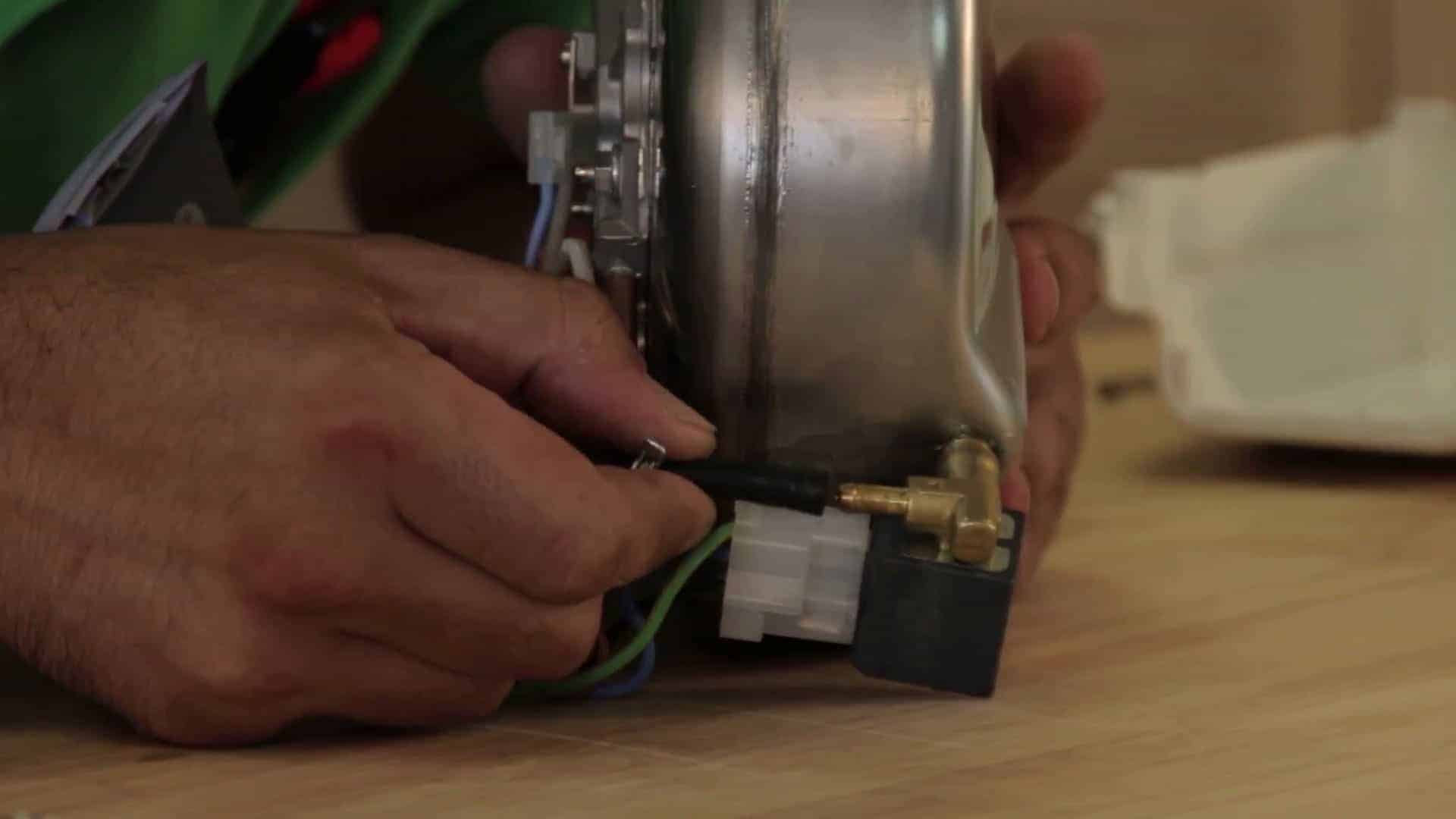 Remettre le tuyau dans son emplacement sur la chaudière