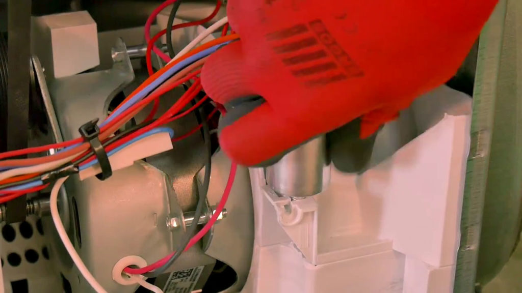 Installer le nouveau condensateur dans son emplacement