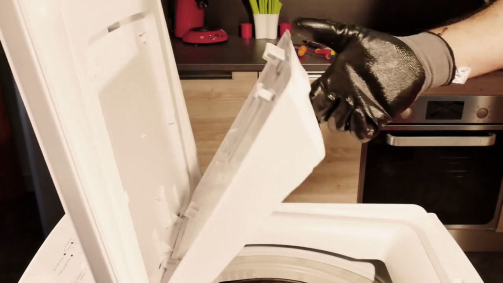Enlever la boîte à produits de la porte du lave-linge