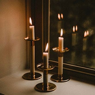 bougies-fenêtre-by rikki-austin-1146025-unsplash