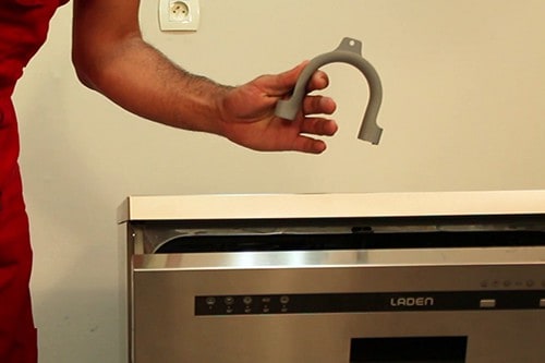utiliser-crosse-plastique-fournie-avec-lave-vaisselle