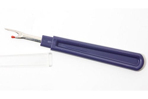 astuce aspirateur utiliser un découseur rapide pour retirer poils et cheveux des roulettes et brosses