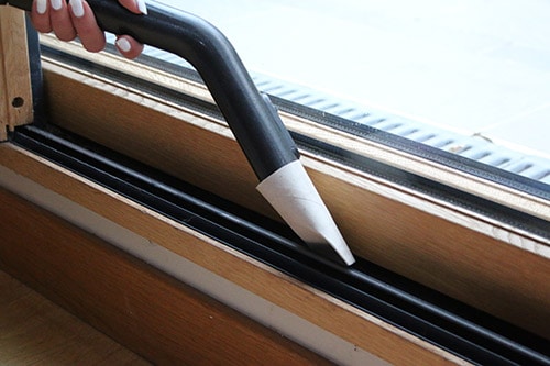 astuce pour aspirer dans les rails de fenêtre