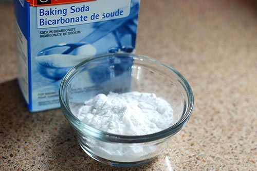astuce bicarbonate de soude pour enlever mauvaises odeurs sur un canapé tissu