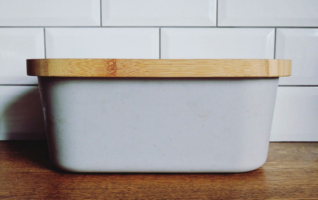 boite à pain en plastique et bois dans une cuisine