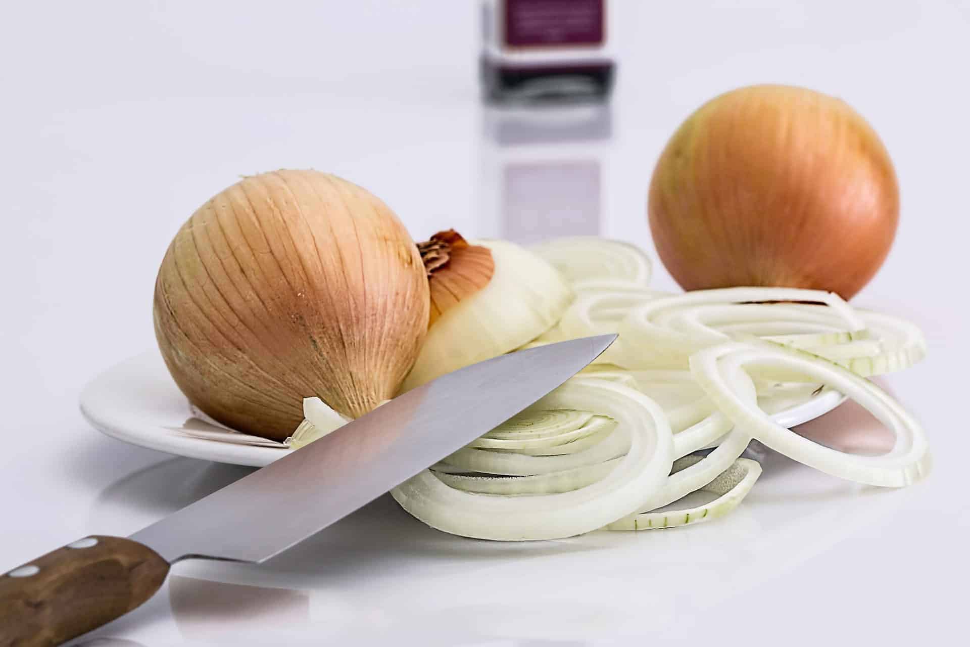 assiette d'oignons découpés avec un couteau
