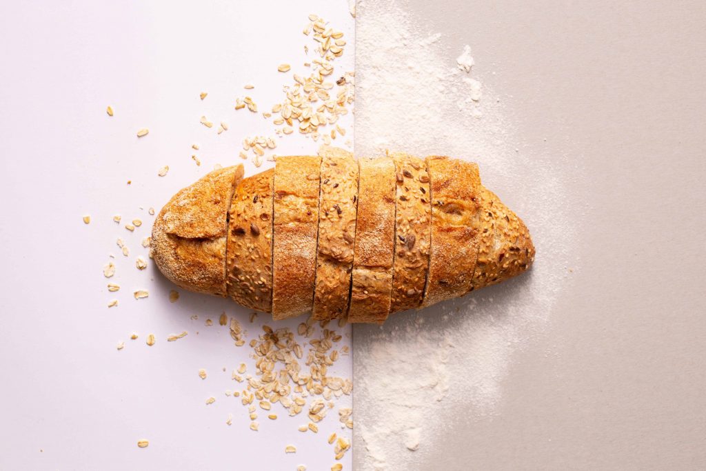 pain découpé avec des graines et de la farine