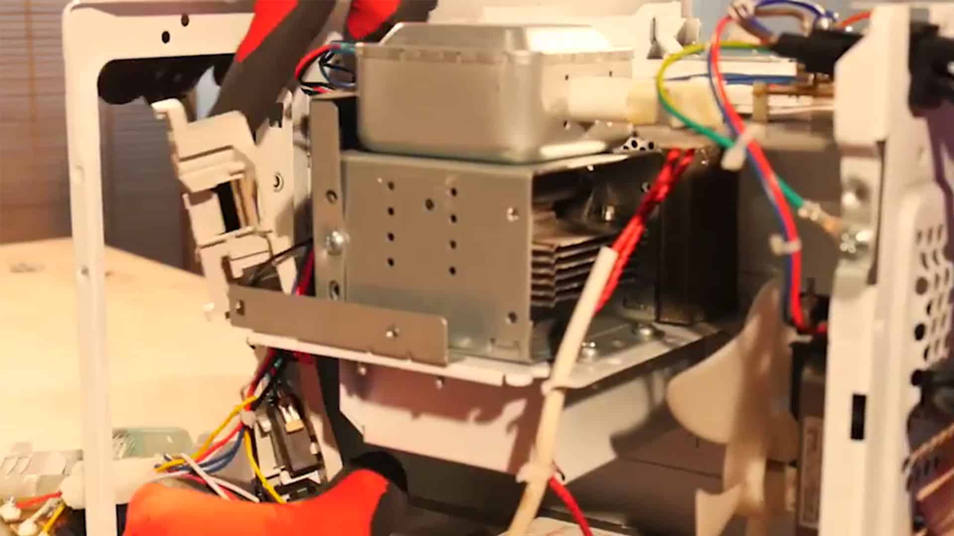 Comment Decharger Un Condensateur De Micro Ondes Comment Decharger Un Condensateur De Micro Ondes - Communauté MCMS
