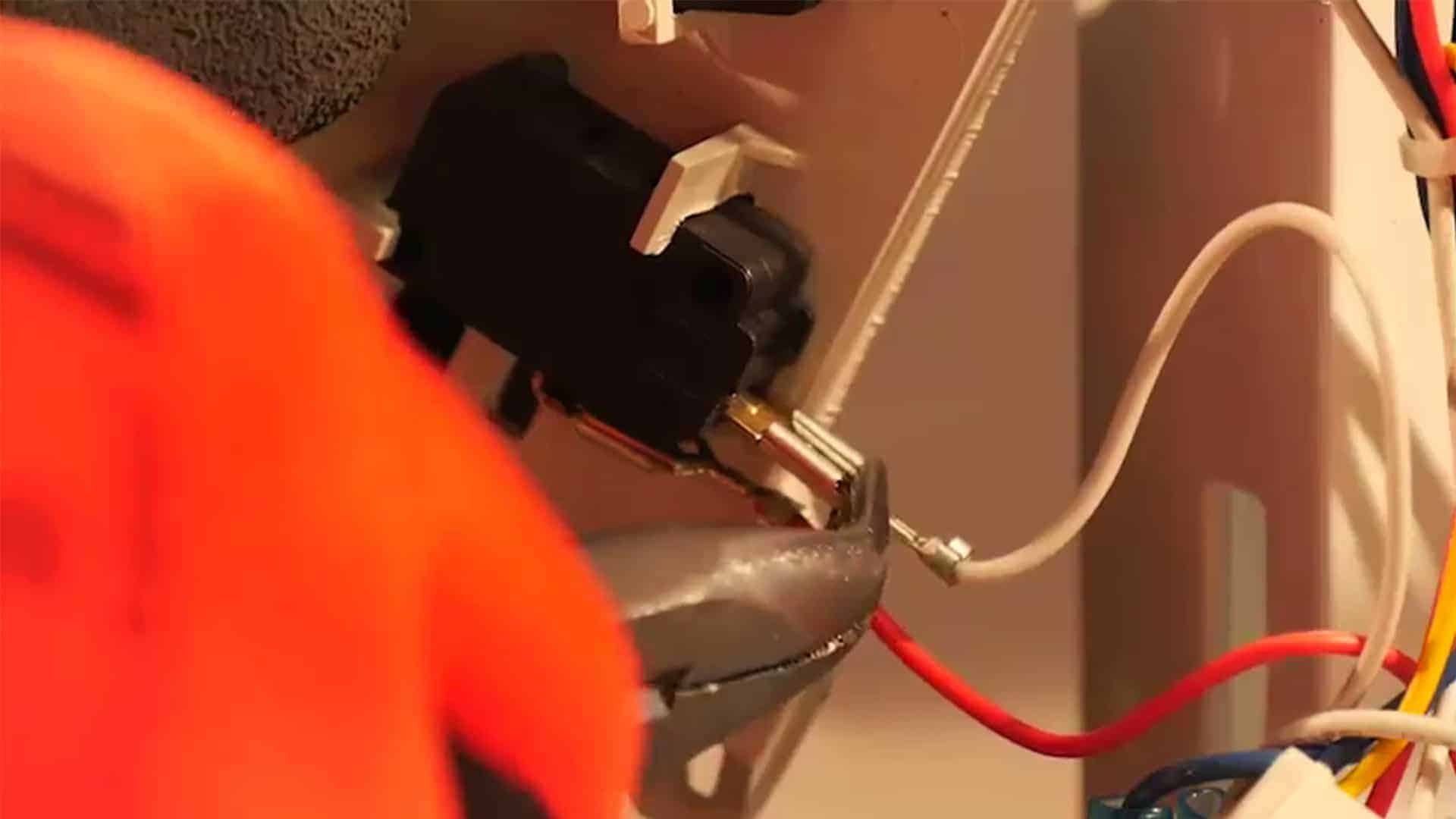 enlever-cable-bloc-verrou-pince