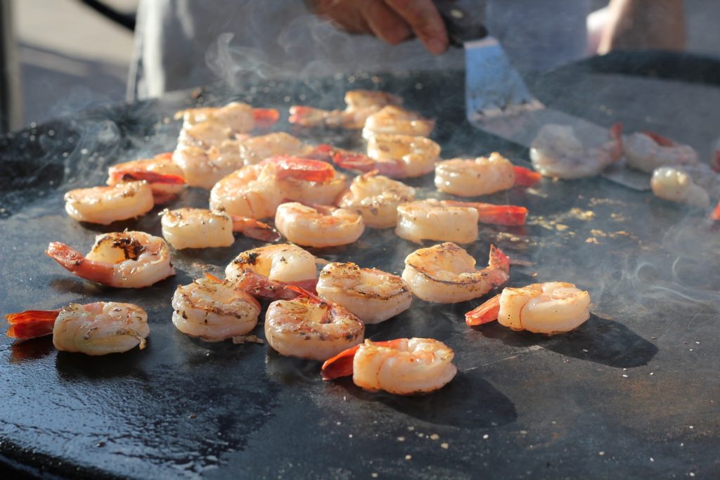 Cuisson de crevettes a la plancha