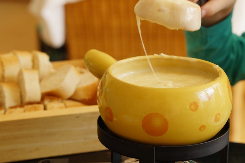 tremper son pain dans le caquelon de l'appareil à fondue
