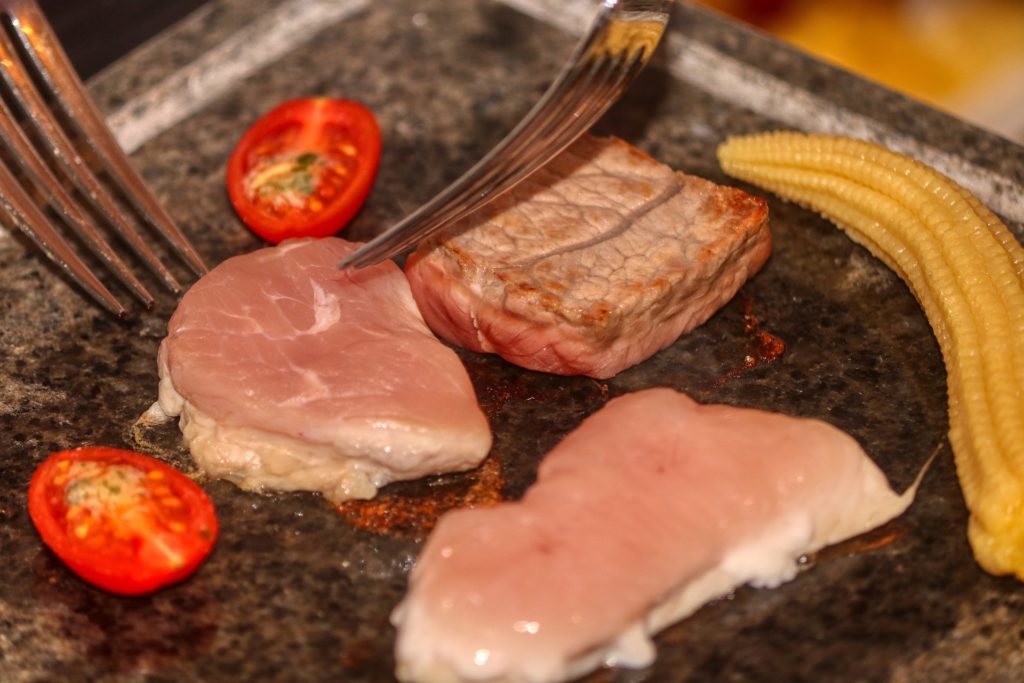 Cuisson de viandes sur pierre