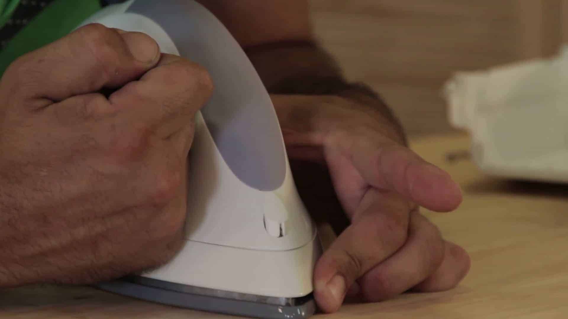 Remettre en place le cache vis à l'avant