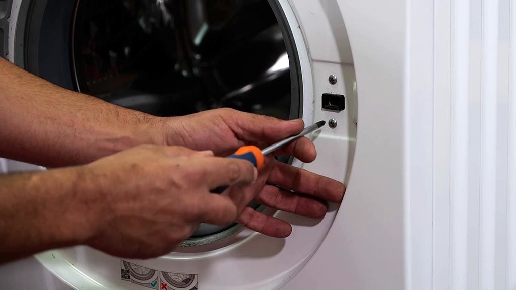 Retirer les vis qui maintiennent le verrou de porte