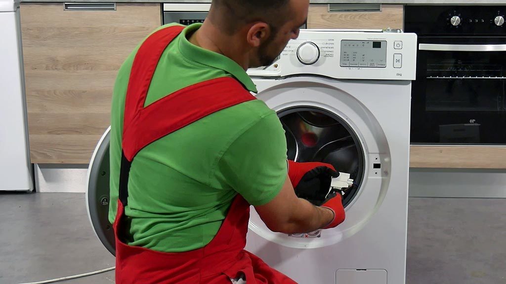 Reconnecter le nouveau verrou et le placer dans son logement