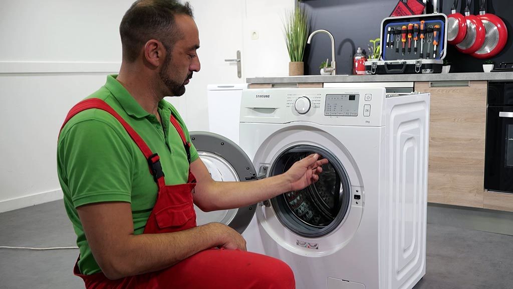 Remettre en place le joint du hublot du lave-linge