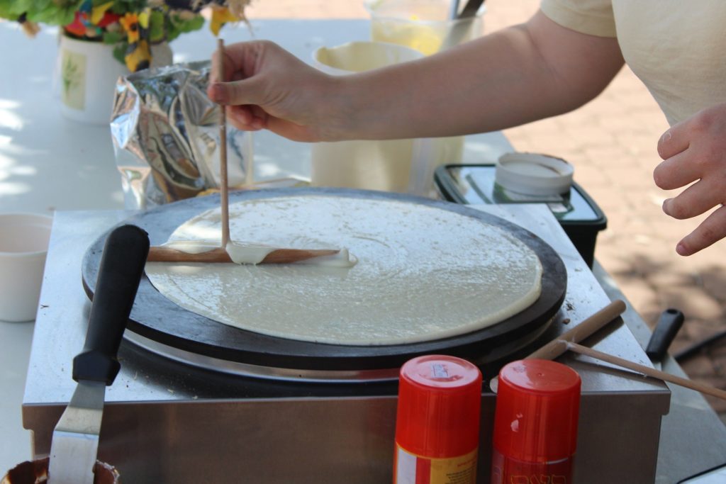 Etaler la pâte à crêpe sur crêpière électrique