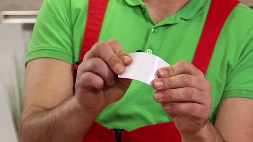 Astuce 2 : débloquer le couvercle de la Senseo à l'aide d'une carte en plastique