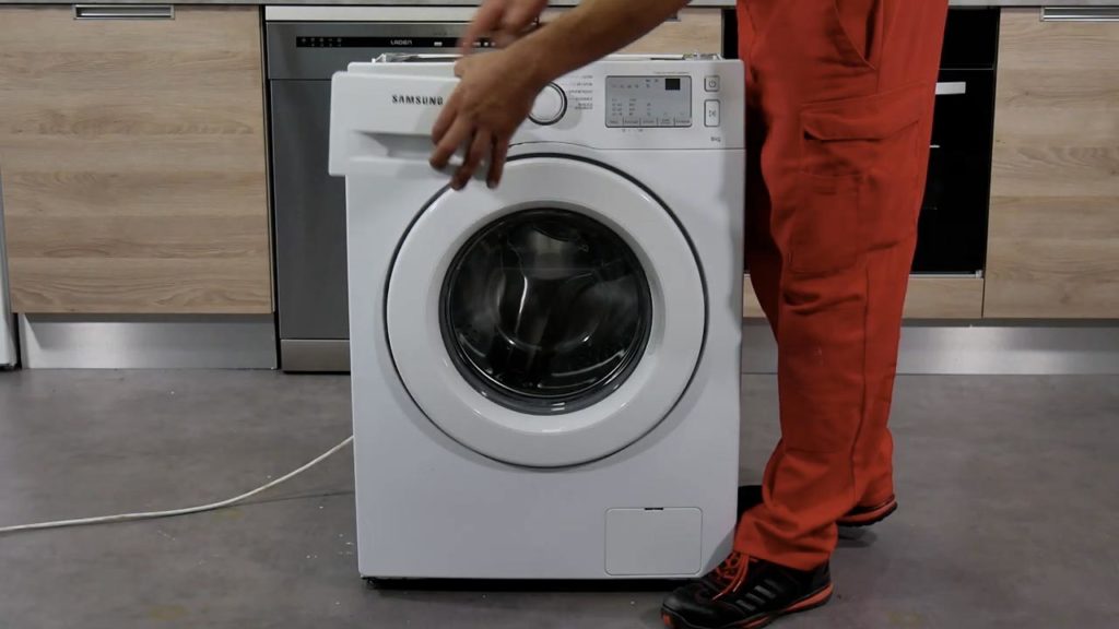 Commencez par retirer la boîte à produit pour accéder à toutes les vis du bandeau