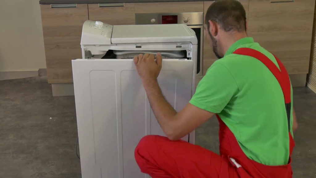Enlever le panneau latéral une fois les vis enlevés