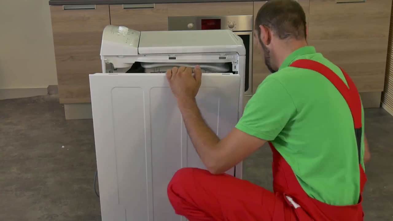 Enlever le panneau latéral une fois les vis enlevés