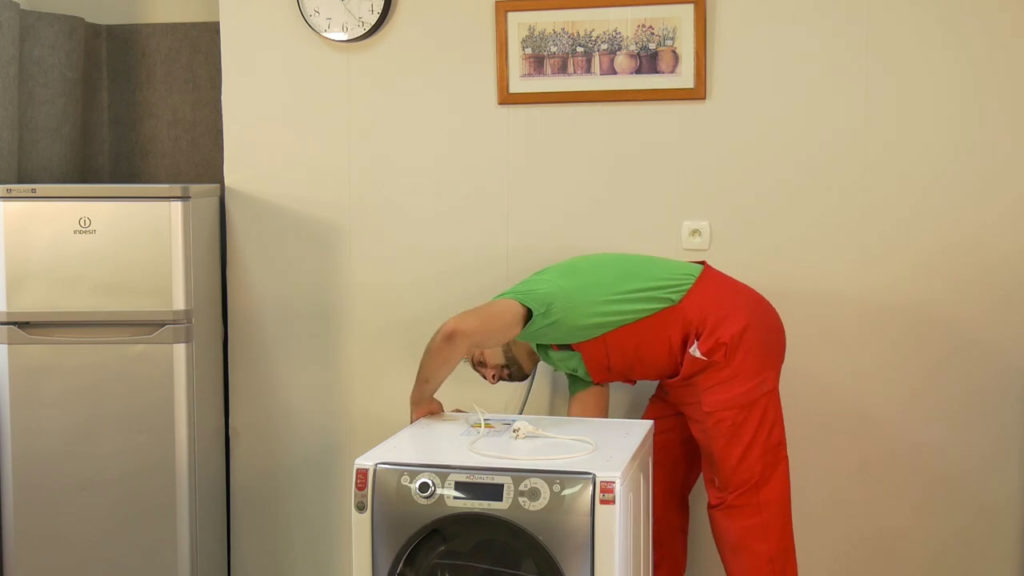 Enlever le panneau supérieur de votre machine à laver