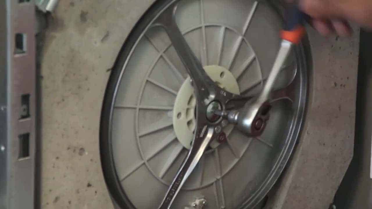 Dévisser la poulie avec une clé à cliquet
