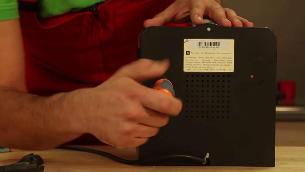 Enlever les vis sur le dessous de votre machine à café