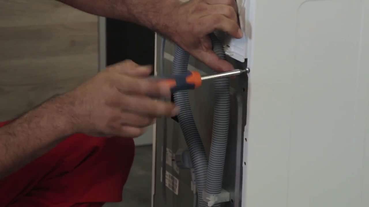 Enlever les vis du panneau latéral