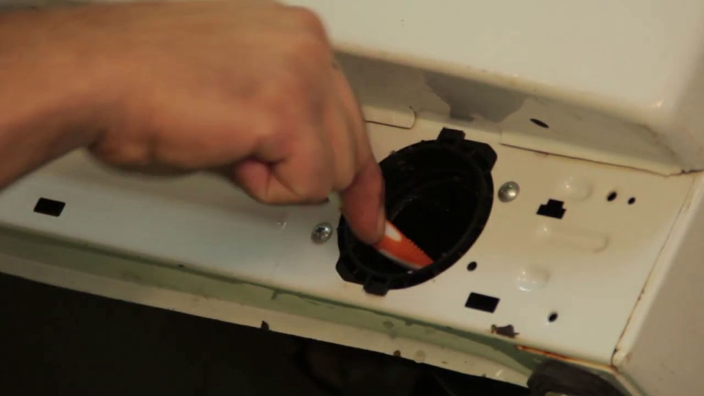 Avec la brosse dent nettoyer l'intérieur du filtre de vidange