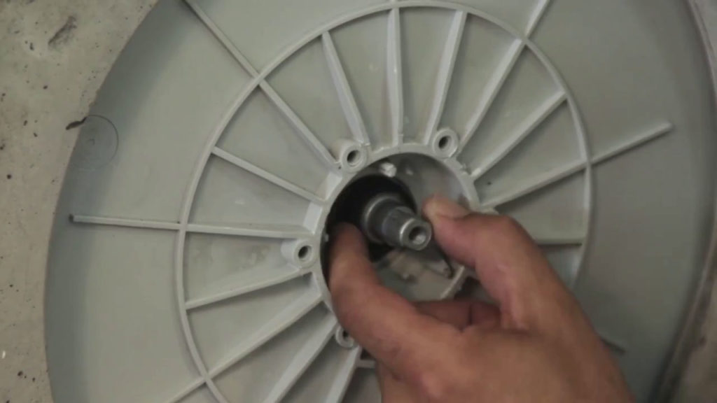 Retire le joint v-ring de son emplacement