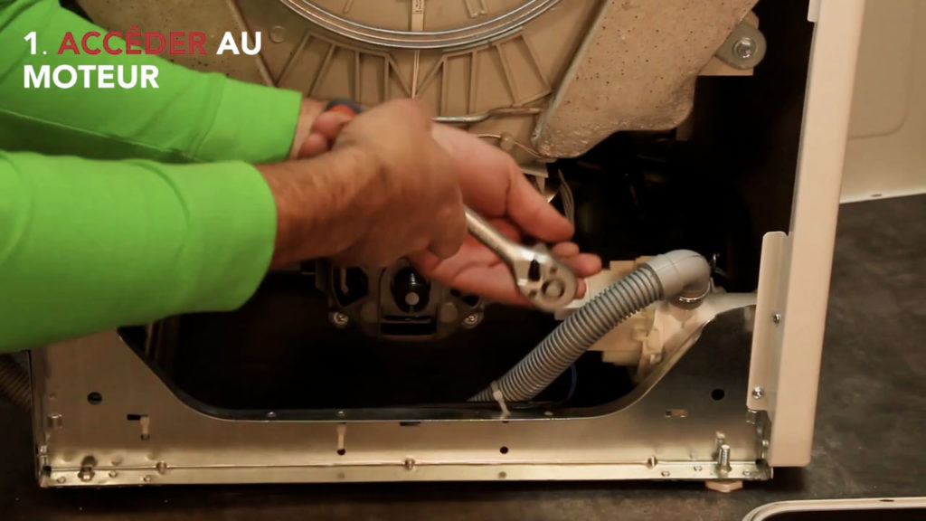 enlevez les fixations pour retirer le moteur et le tester