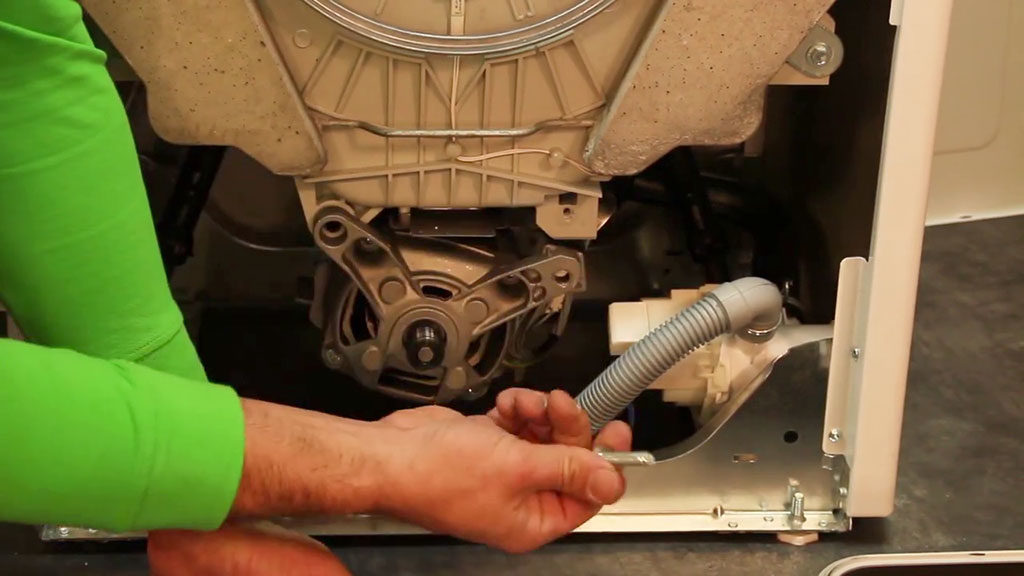 Retirer le ou les boutons maintenant le moteur dans le lave-linge top