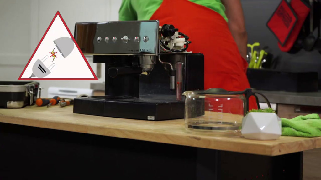 Débrancher à nouveau la machine à café