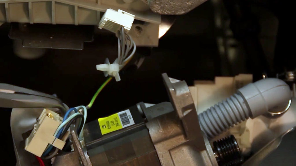 Avant d'extraire le moteur, il faudra retirer sa connectique