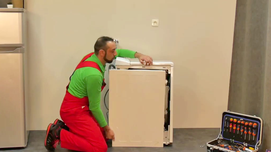 Démonter le panneau latéral du lave-linge top