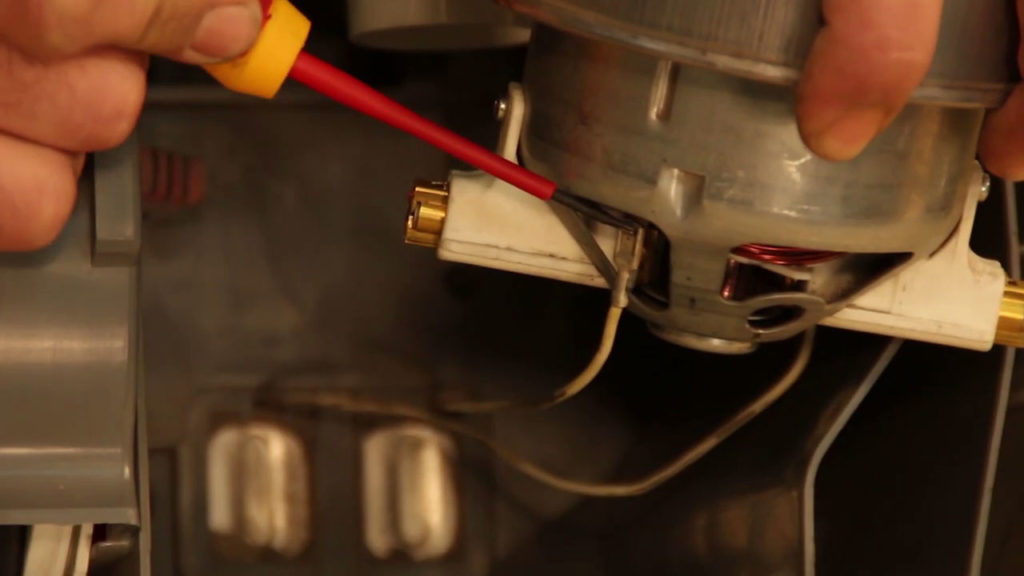 Enlever les connecteurs du moteur