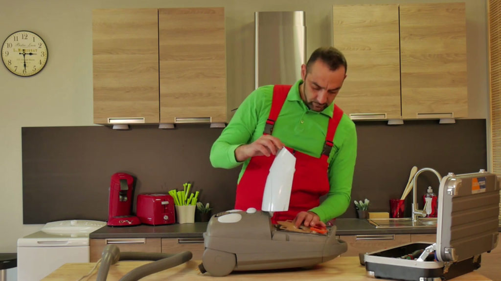 Enlever le sac de l'aspirateur