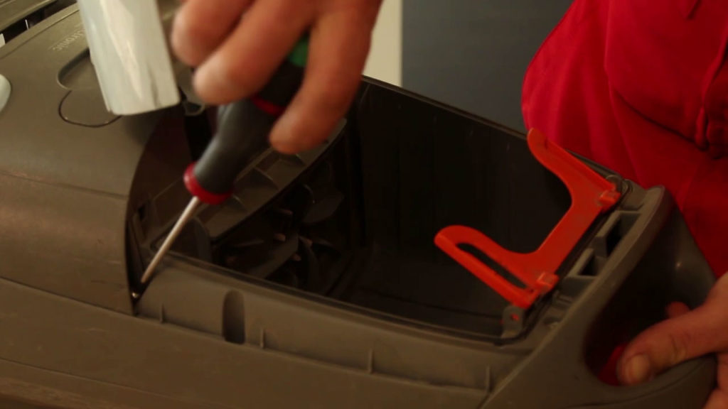 Enlever les vis en dessous du capot